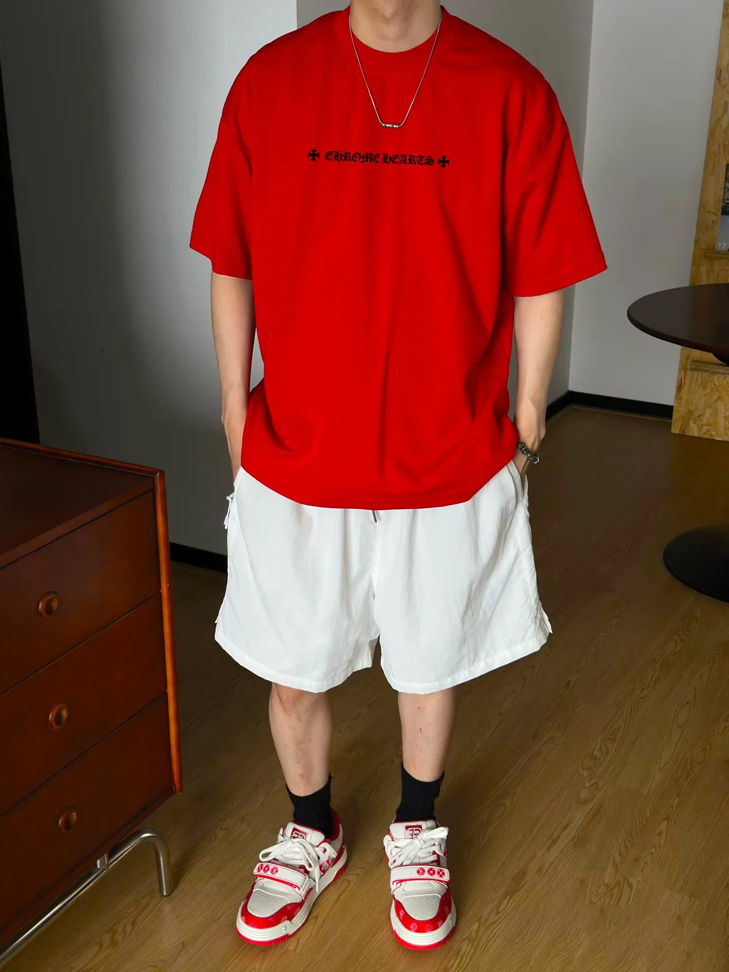 🅿️190 Croix Heart🔥🔥4050 new spring and summer fashionable round neck short sleeves👍high-end customized versatile style! It is more practical and can be easily controlled by anyone 🔥Made from 95% cotton + 5% Tencel 🔥fabric, it feels very nice, does not cause pilling, and does not deform. It is luxurious and classic 🐮logo design, very classy 👍A must buy for those who know the goods! The cut is a loose fit, suitable for both men and women! It shows your aura and also highlights your sophistication. This is its uniqueness. The effect on the upper body is very good. Size: S-XXL ⚠️Reference (model trying on, height 173cm, weight 145kg, wearing size L), can wear up to 200kg.